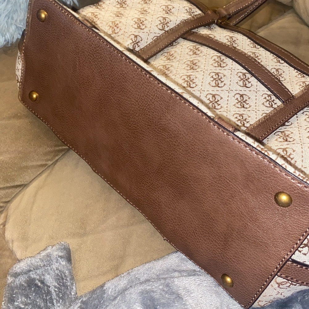 NWOT GUESS PURSE WITH KEY RING - Picture 7 of 7
